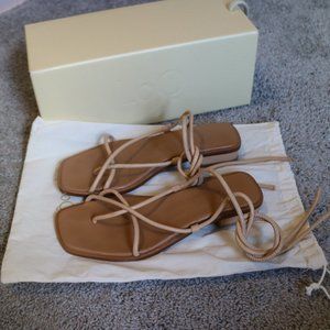 LoQ Ara Sandals in Dune